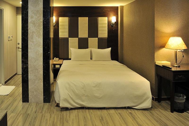 Maple Hotel Second Branch Tchaj-nan Exteriér fotografie