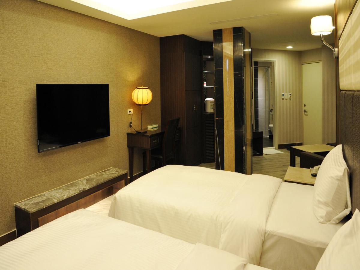 Maple Hotel Second Branch Tchaj-nan Exteriér fotografie
